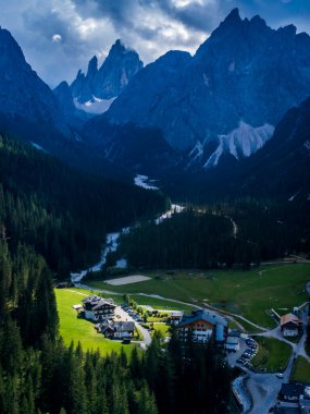 Braies Gölü ve vadisinde sonbahar renkleri ve yansımaları.