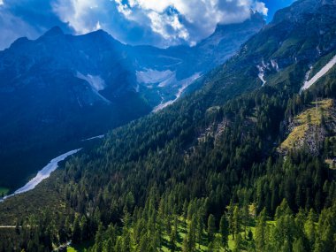 Braies Gölü ve vadisinde sonbahar renkleri ve yansımaları.