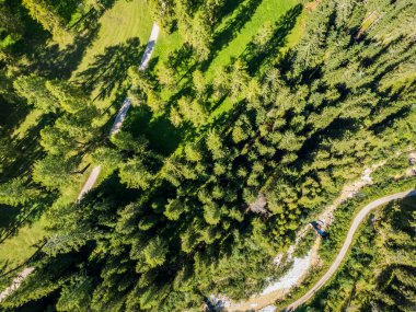 Braies Gölü ve vadisinde sonbahar renkleri ve yansımaları.