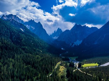 Braies Gölü ve vadisinde sonbahar renkleri ve yansımaları.