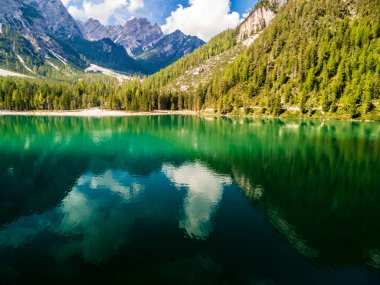 Rüya Dolomitler. Braies Gölü 'nün yansımaları.