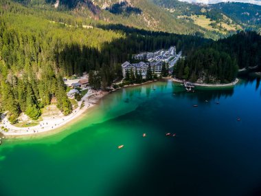Rüya Dolomitler. Braies Gölü 'nün yansımaları.