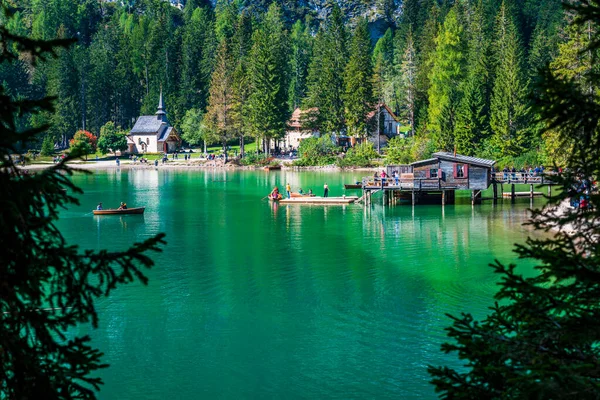 Dolomiti Lago Braies Barche Colori Smeraldo Sull Acqua — Foto Stock