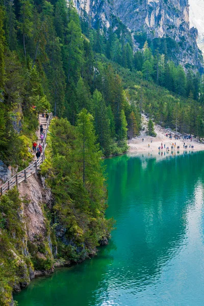 Dolomitler. Braies gölü ve tekneleri. Suda zümrüt renkleri.