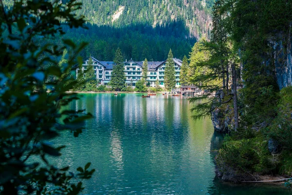 ドロマイトだ レイズ湖とボート 水中のエメラルド色 — ストック写真