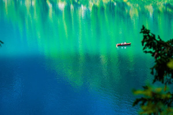 Dolomitler Braies Gölü Tekneleri Suda Zümrüt Renkleri — Stok fotoğraf
