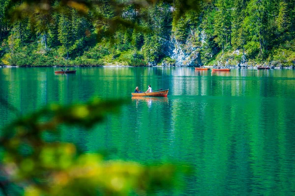 Dolomiten Pragser See Und Boote Smaragdfarben Auf Dem Wasser — Stockfoto