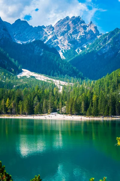 Dolomitler. Braies gölü ve tekneleri. Suda zümrüt renkleri.