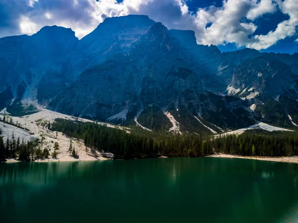 Braies Gölü ve vadisinde sonbahar renkleri ve yansımaları.