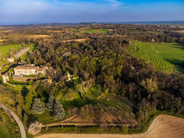 İtalya 'daki Arcano Kalesi kompleksinin güzel manzarası 