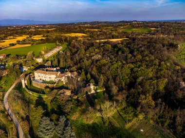 İtalya 'daki Arcano Kalesi kompleksinin güzel manzarası 