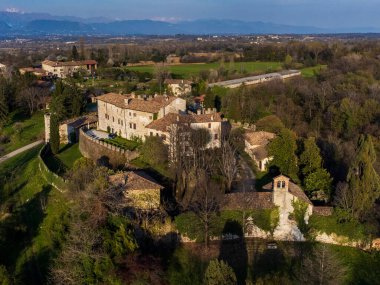 İtalya 'daki Arcano Kalesi kompleksinin güzel manzarası 