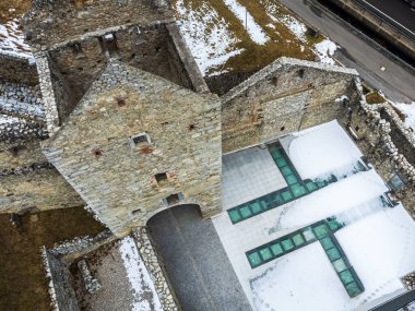 12. yüzyıldan kalma ortaçağ tahkimatı (Chiusa di Rio Pusteria), Val Pusteria, Dolomitler, İtalya