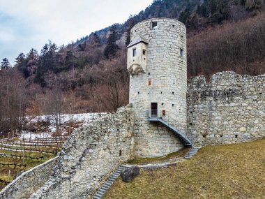 12. yüzyıldan kalma ortaçağ tahkimatı (Chiusa di Rio Pusteria), Val Pusteria, Dolomitler, İtalya