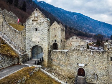 12. yüzyıldan kalma ortaçağ tahkimatı (Chiusa di Rio Pusteria), Val Pusteria, Dolomitler, İtalya