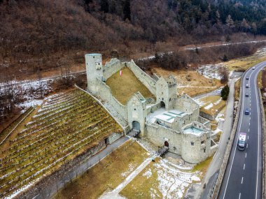 12. yüzyıldan kalma ortaçağ tahkimatı (Chiusa di Rio Pusteria), Val Pusteria, Dolomitler, İtalya