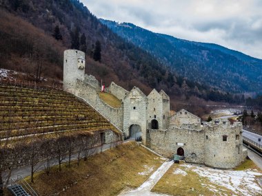 12. yüzyıldan kalma ortaçağ tahkimatı (Chiusa di Rio Pusteria), Val Pusteria, Dolomitler, İtalya