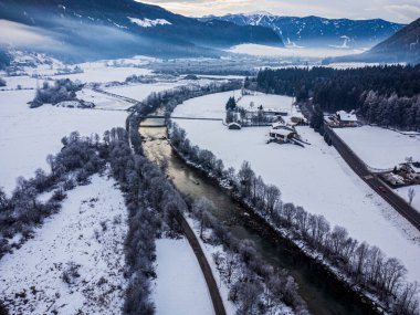 Valle di Tures Vadisi 'nin kışın yukarıdan görünüşü, Güney Tyrol, İtalya. 