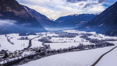 Valle di Tures Vadisi 'nin kışın yukarıdan görünüşü, Güney Tyrol, İtalya. 