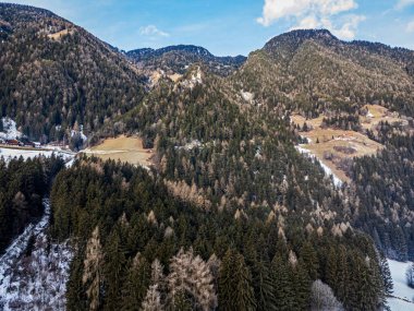 Valle di Tures Vadisi 'nin kışın yukarıdan görünüşü, Güney Tyrol, İtalya. 