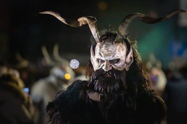 Krampus. Noel şeytanları. San Nicolo 'yu bekliyorum.