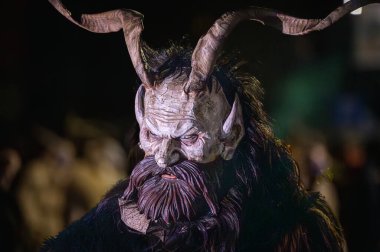 Krampus. Noel şeytanları. San Nicolo 'yu bekliyorum.