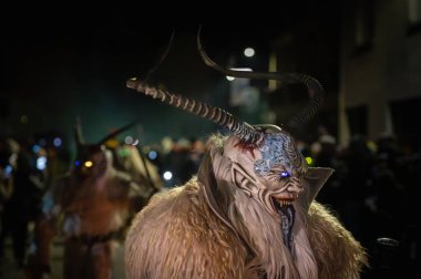 Krampus. Noel şeytanları. San Nicolo 'yu bekliyorum.