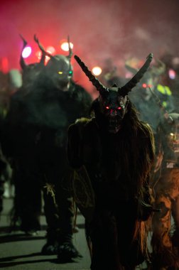 Krampus. Noel şeytanları. San Nicolo 'yu bekliyorum.