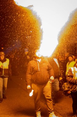 Tarvisio, İtalya - 8 Aralık 2022: İtalya 'da Pontebba gecesinde Krampus geleneksel gösterisi.