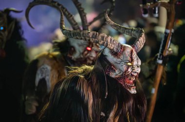 Krampus. Noel şeytanları. San Nicolo 'yu bekliyorum.