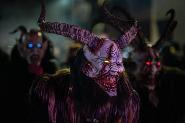 Krampus. Noel şeytanları. San Nicolo 'yu bekliyorum.