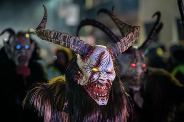 Krampus. Noel şeytanları. San Nicolo 'yu bekliyorum.