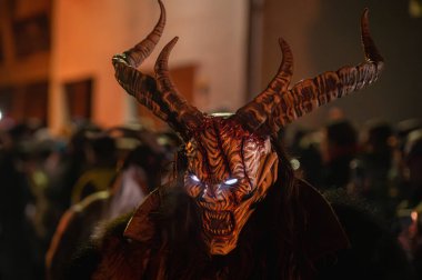 Krampus. Noel şeytanları. San Nicolo 'yu bekliyorum.