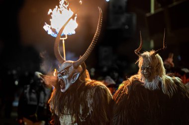 Krampus. Noel şeytanları. San Nicolo 'yu bekliyorum.