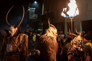 Krampus. Noel şeytanları. San Nicolo 'yu bekliyorum.