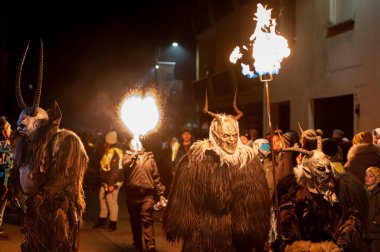 Krampus. Noel şeytanları. San Nicolo 'yu bekliyorum.
