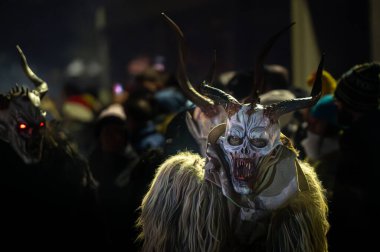 Krampus. Noel şeytanları. San Nicolo 'yu bekliyorum.