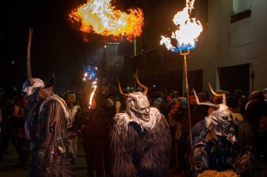 Krampus. Noel şeytanları. San Nicolo 'yu bekliyorum.