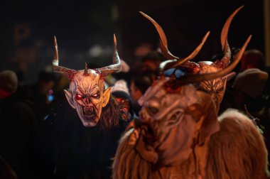 Krampus. Noel şeytanları. San Nicolo 'yu bekliyorum.