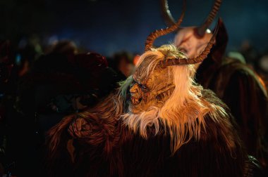 Krampus. Noel şeytanları. San Nicolo 'yu bekliyorum.
