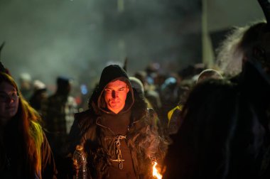 Tarvisio, İtalya - 8 Aralık 2022: İtalya 'da Pontebba gecesinde Krampus geleneksel gösterisi.