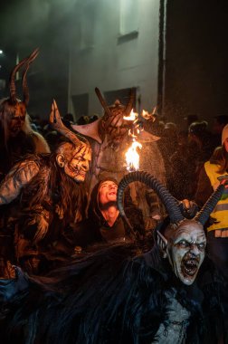 Tarvisio, İtalya - 8 Aralık 2022: İtalya 'da Pontebba gecesinde Krampus geleneksel gösterisi.