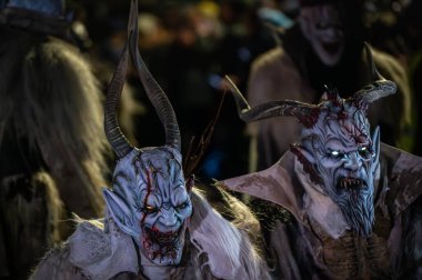 Krampus. Noel şeytanları. San Nicolo 'yu bekliyorum.