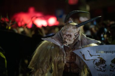 Krampus. Noel şeytanları. San Nicolo 'yu bekliyorum.