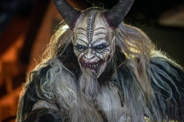 Krampus. Noel şeytanları. San Nicolo 'yu bekliyorum.
