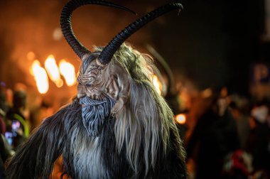 Krampus. Noel şeytanları. San Nicolo 'yu bekliyorum.