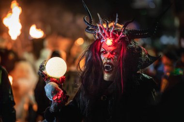 Krampus. Noel şeytanları. San Nicolo 'yu bekliyorum.