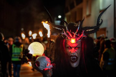 Krampus. Noel şeytanları. San Nicolo 'yu bekliyorum.