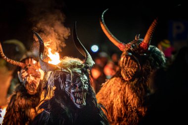 Krampus. Noel şeytanları. San Nicolo 'yu bekliyorum.