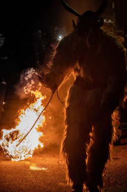 Krampus. Noel şeytanları. San Nicolo 'yu bekliyorum.